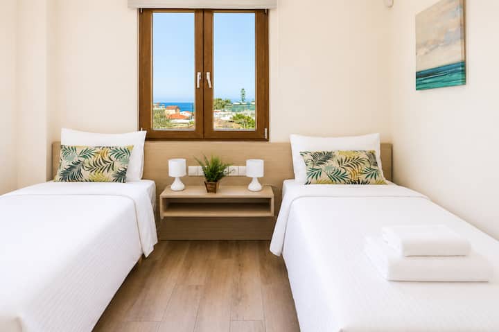 Villa 2 - First floor - Bedroom 8 with two single beds and ensuite bathroom