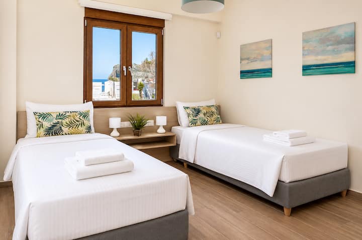 Villa 1 - First floor - Bedroom 4 with two single beds and ensuite bathroom