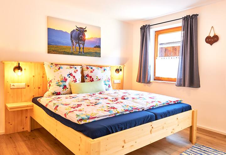 卧室氛围舒适，包括 房间里有一部电视机。带保险箱、熨斗和小桌子熨衣板的橱柜。 