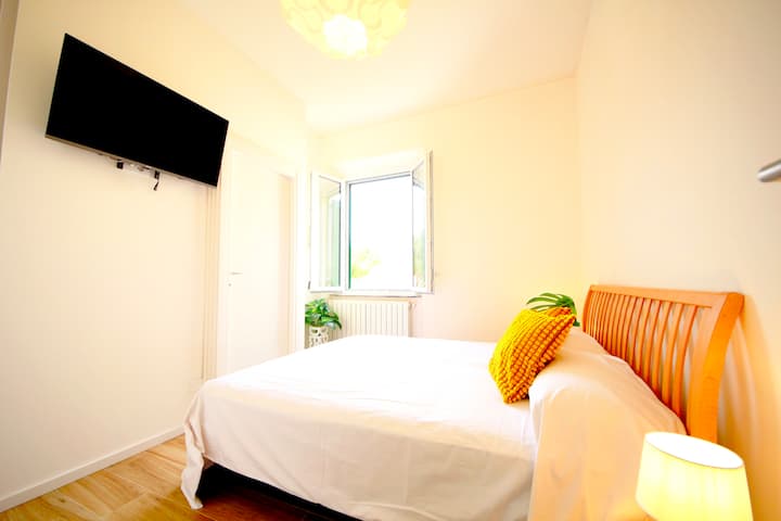 Habitación MONTI. Cama doble tranquila y luminosa con vista a la torre y baño privado completo, TV inteligente de 42pulgadas, aire acondicionado.