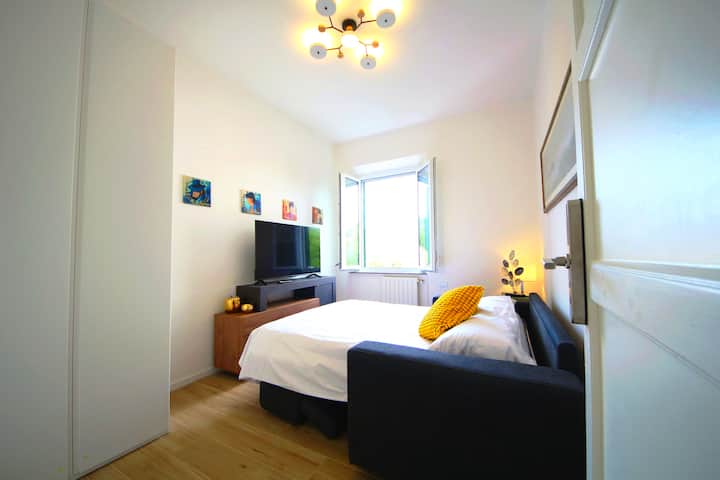Habitación/sala de estar luminosa y tranquila con sofá transformado en cama doble de 140x200.
Esta habitación también se puede utilizar como sala de estar.
TV 55 " , armario, aire acondicionado y baño privado en el pasillo.