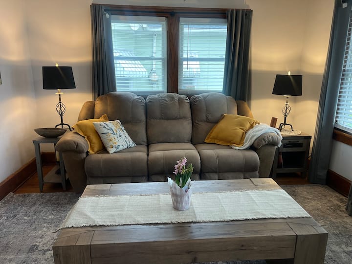 The Time Check House | Downtown & Newbo | Sleeps 8 - Cedar Rapids, IA