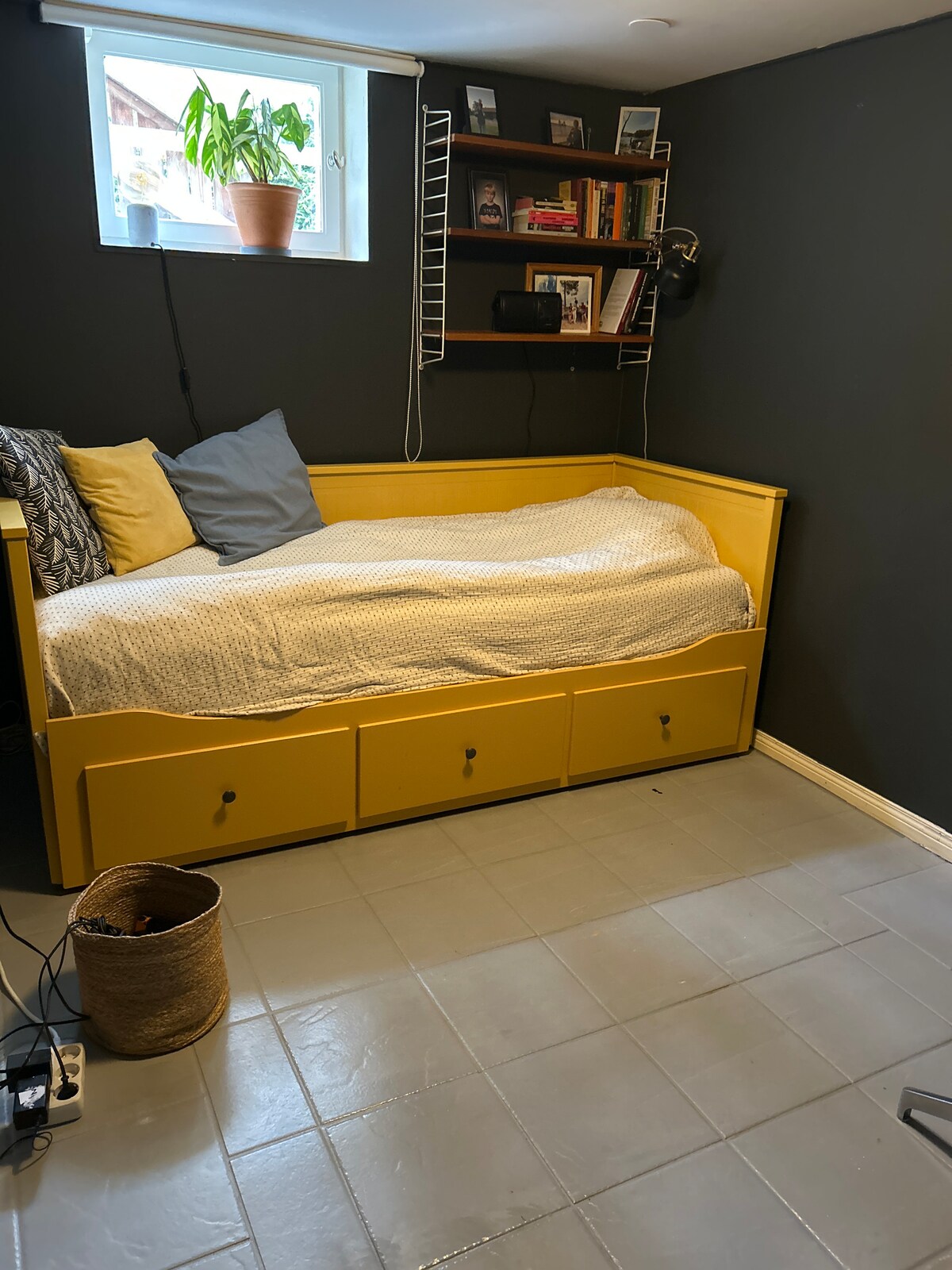 سرير نهاري قابل للسحب يبلغ 2 × 80 سم. تلفزيون. مكتب. 

يرجى ملاحظة أن هذه الغرفة تفتقر إلى باب، مفصولة في المدخل مع ستارة. 