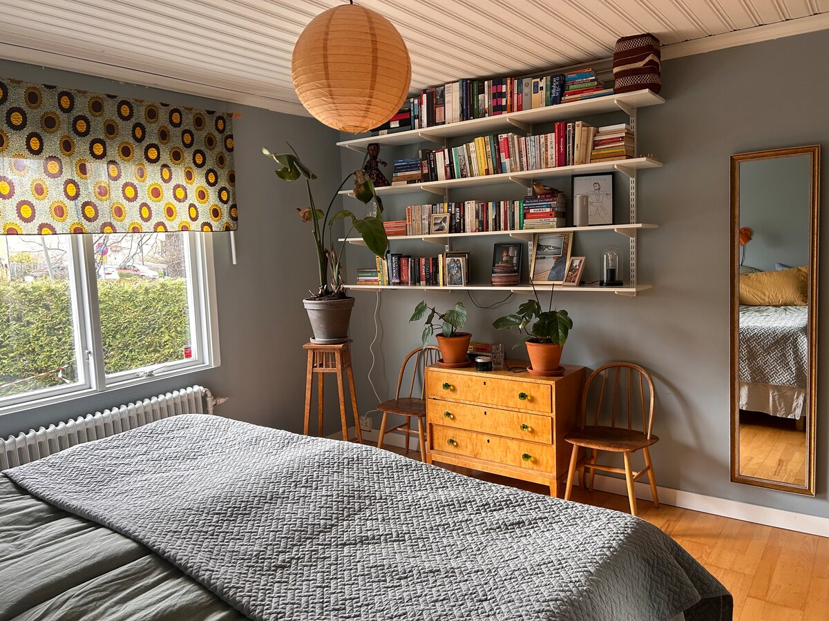 سرير 210 سم في غرفة نوم جيدة التهوية. 