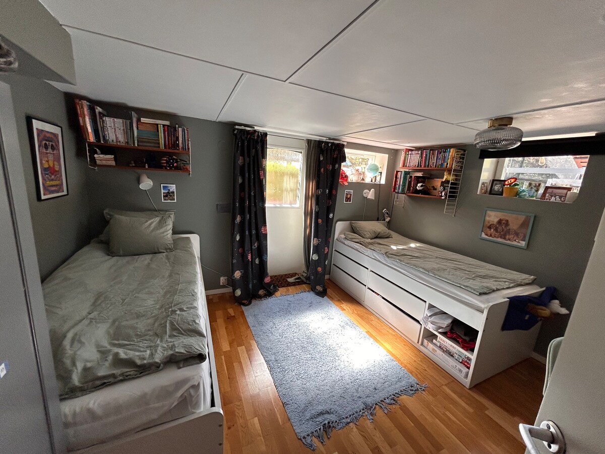 سريران 90 سم، وسرير ثالث منفصل 90 سم. باب للخروج إلى الحديقة. مكتبان. 

سريران 90 سم وسرير ثالث منفصل قابل للسحب 90 سم. من الباب إلى الحديقة. مكتبان.  
