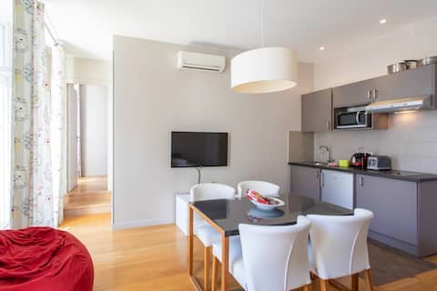 Popular Airbnb listing: Massena View – Balcony, Sun & Modern Comfort in Jean Médecin