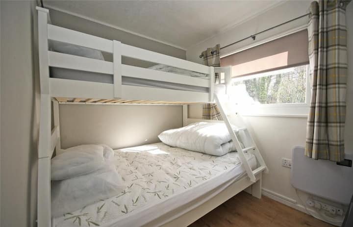 Тук има единично и двойно легло с отопление.