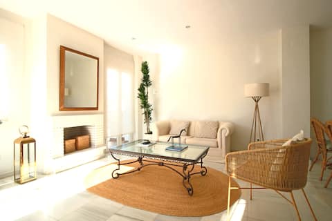 Anuncio de Airbnb popular: Beautiful two-story penthouse in Nueva Andalucía en Marbella
