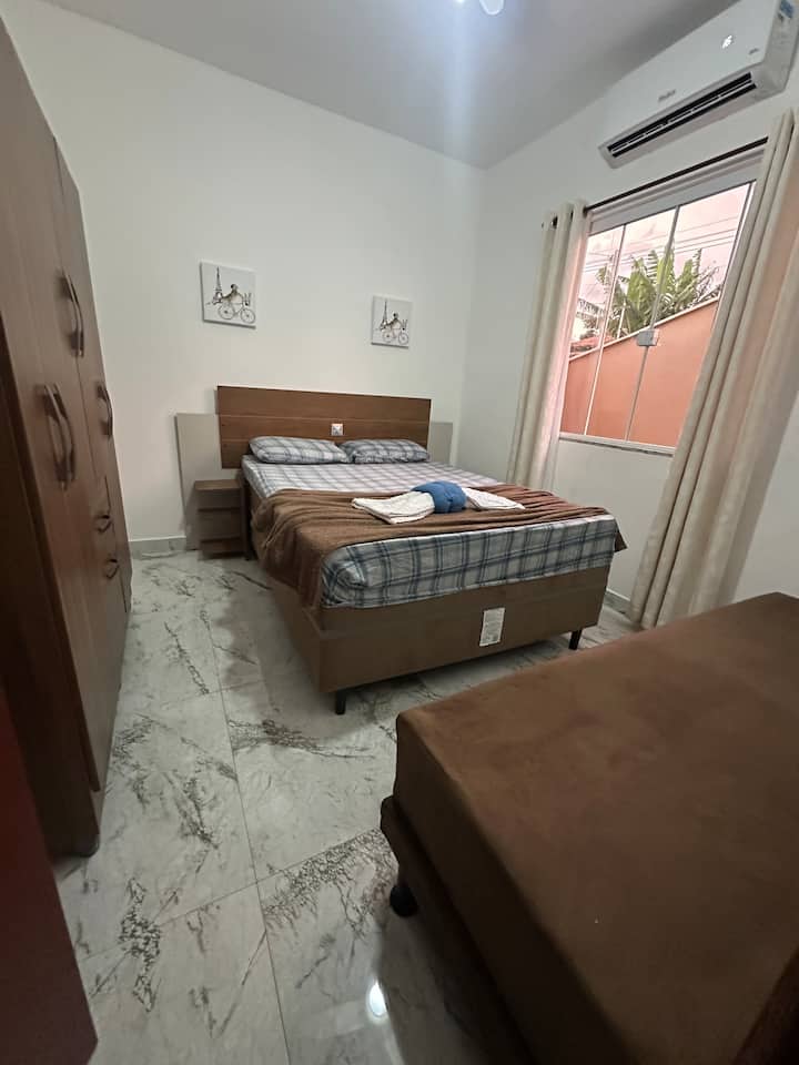 El dormitorio 1 tiene ventilador de techo, aire acondicionado central, dos colchones adicionales, armario y ventilador de piso. 