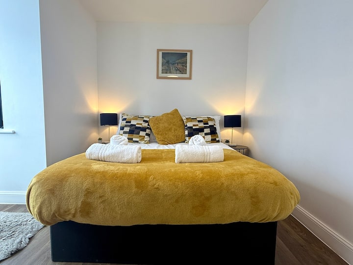 Modern 4br House | Garden, Wi-fi & Parking - Leicester