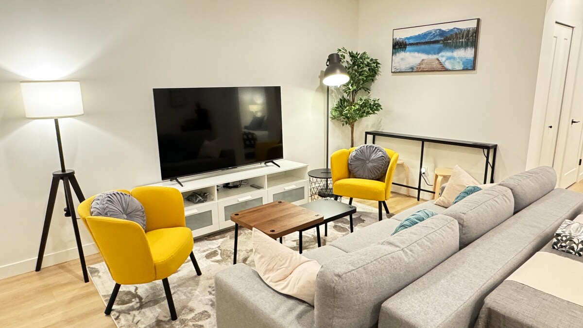 قم بتوسيع خيارات الترفيه الخاصة بك مع منطقة معيشة واسعة تحتوي على تلفزيون ذكي كبير مقاس 65بوصة وسرير أريكة مريح وأريكتين مريحتين. مثالية لليالي الأفلام أو بث العروض أو الاسترخاء مع الأصدقاء