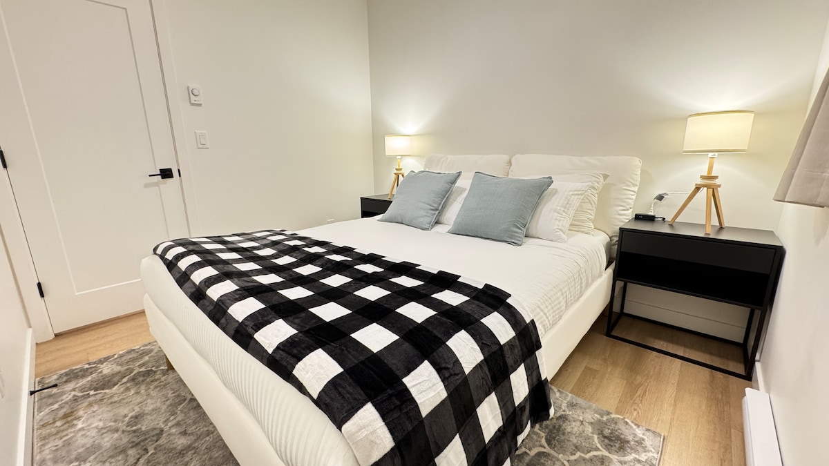 انغمس في الراحة المطلقة مع سرير كوين جل التبريد الرغوي، المصمم لإبقائك باردًا ومريحًا طوال الليل. مع ملاءات فاخرة عالية الجودة، ستكون لياليك لا تنسى حقًا