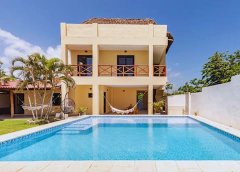 Spacious family villa, Large pool, hot water
