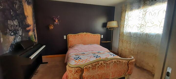 ห้องนอน 1 อยู่ที่ชั้นล่างมีเตียงขนาดควีนไซส์ 