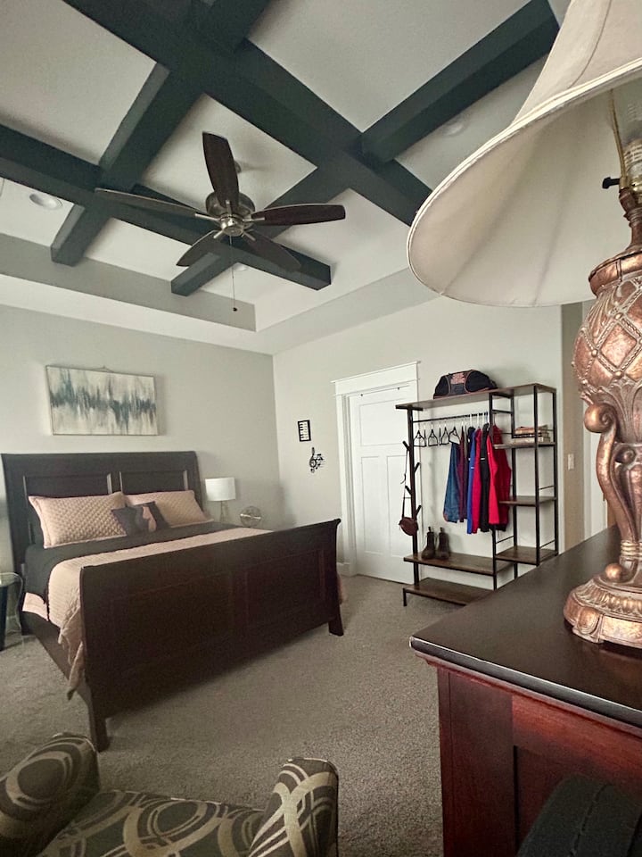 Glavna spavaća soba s okretnom stolicom za ljuljanje.  Glavni ormar zaključan je za osobnu pohranu vlasnika, ali je na raspolaganju otvoreni ormar za vješanje odjeće i odlaganje obuće.  Tu je i komoda za odjeću.