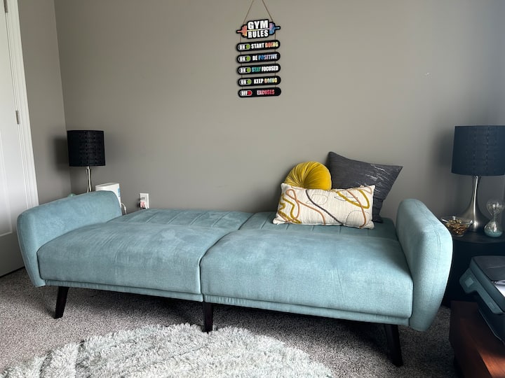 Futon se spušta u krevet za jednu osobu.  Ako ga upotrebljavate kao krevet, morat ćete ga odmaknuti od zida.   Mnogi futoni mogu biti ukočeni pa je vlasnik osigurao madrac i posteljinu koji se nalaze u ormaru