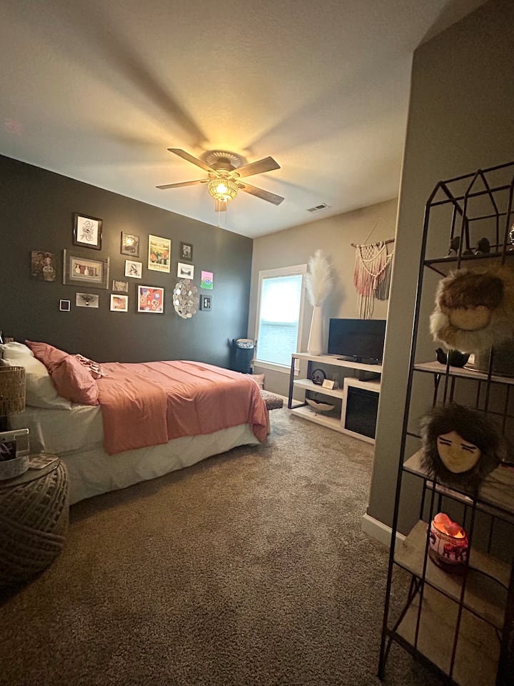 Dodatna spavaća soba s madracem za bračni krevet, stropnim ventilatorom, pametnim televizorom i električnim kaminom s ventilatorom za grijanje. 