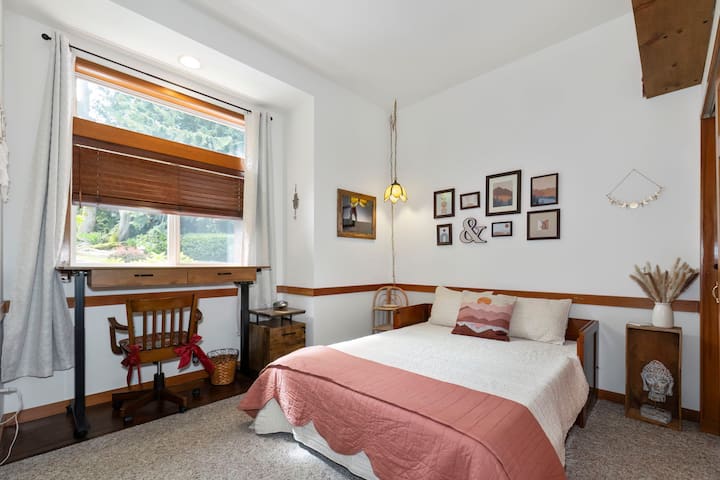 ห้องนอนรับแขกพร้อมกลิ่นอายแบบโบโฮ เตียงควีนไซส์ และโต๊ะทำงานปรับไฟฟ้า