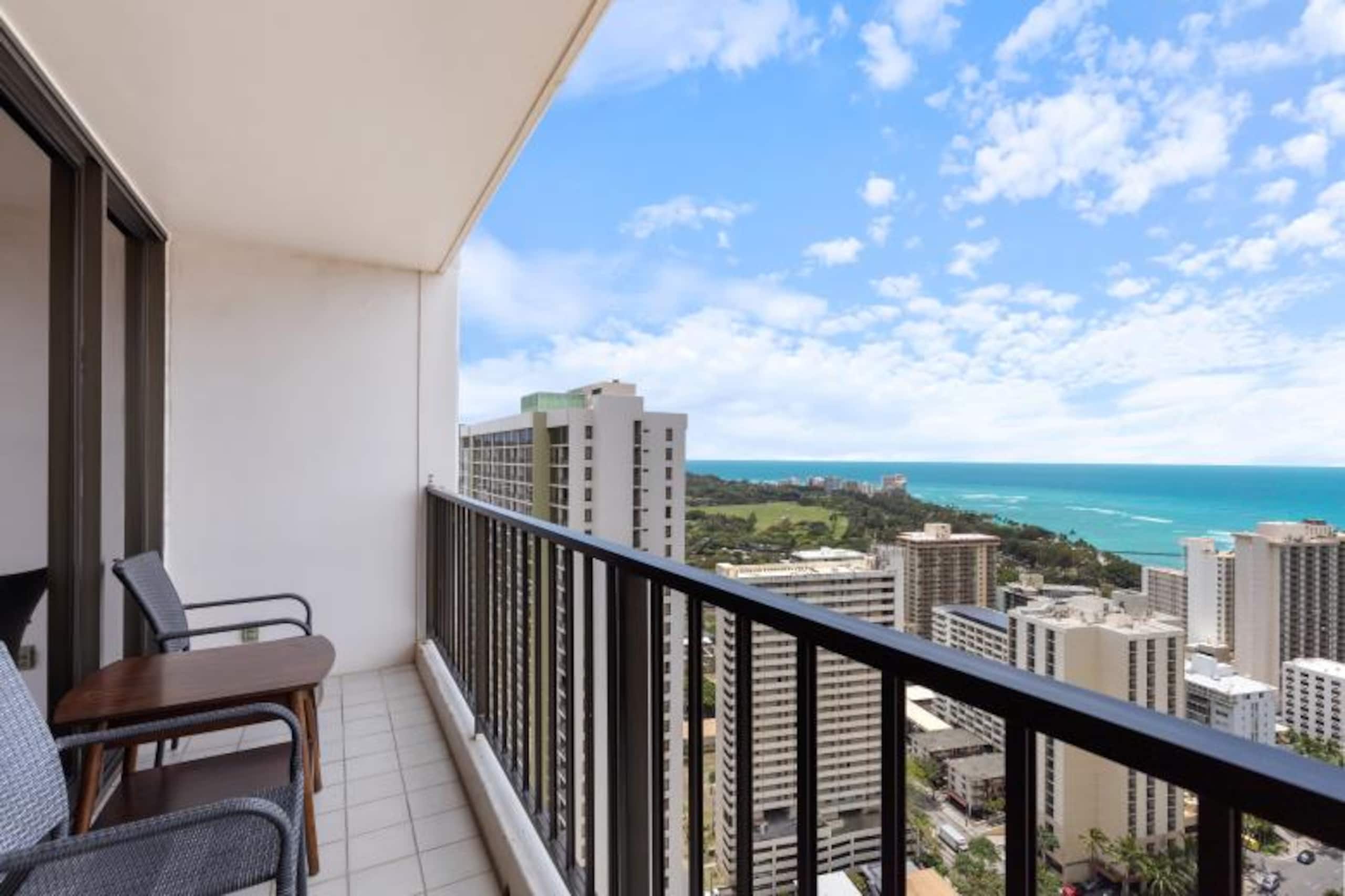 Condo in Honolulu · ★4.73 · 1 bedroom · 2 beds · 1 private bath - Image 15