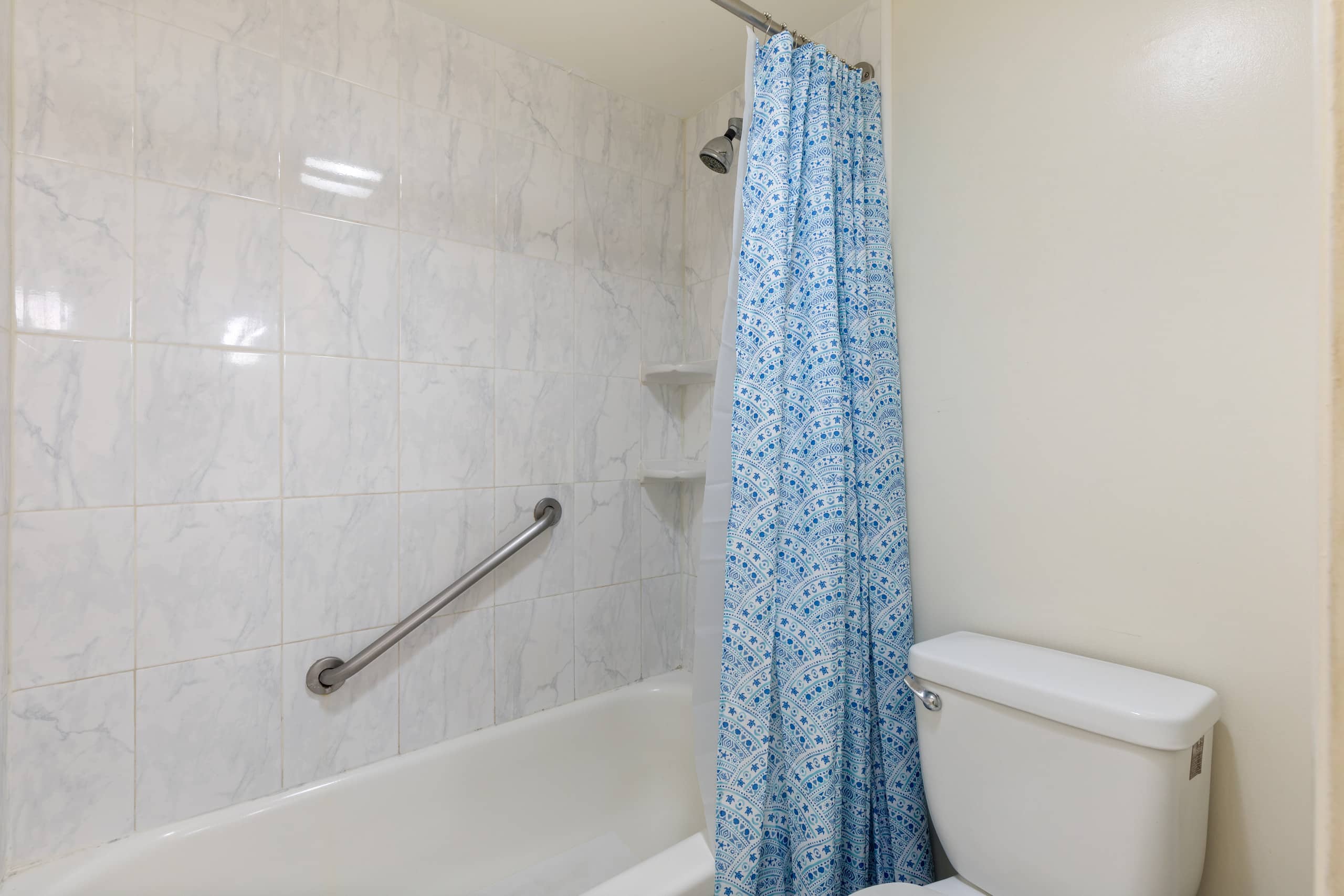 Condo in Honolulu · ★4.73 · 1 bedroom · 2 beds · 1 private bath - Image 13