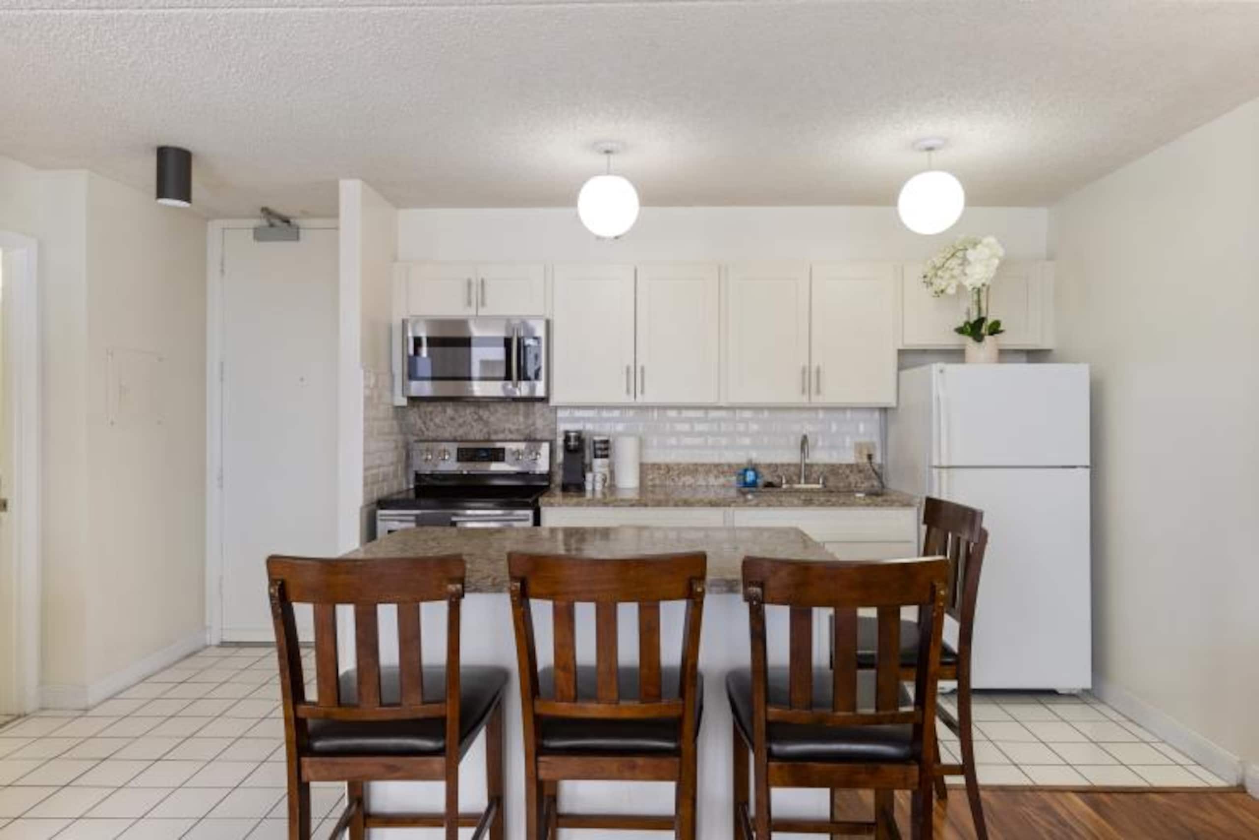 Condo in Honolulu · ★4.73 · 1 bedroom · 2 beds · 1 private bath - Image 4