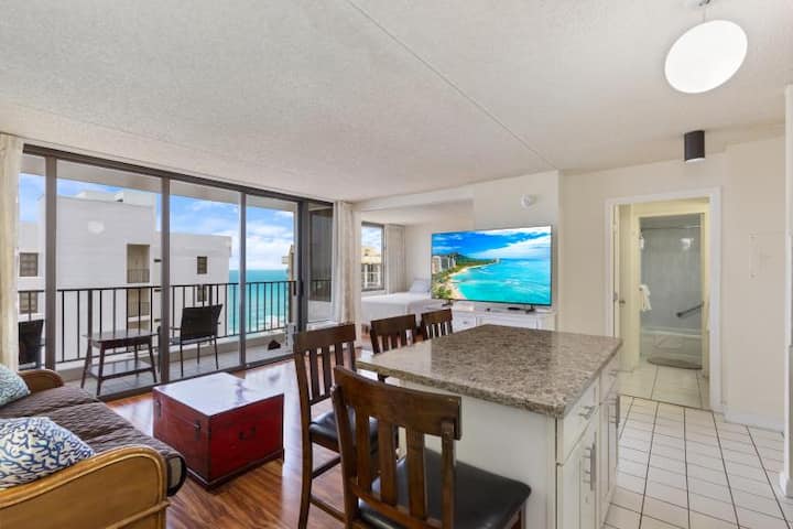New Listing! Oceanview Waikiki Condo Free Parking - O‘ahu, HI