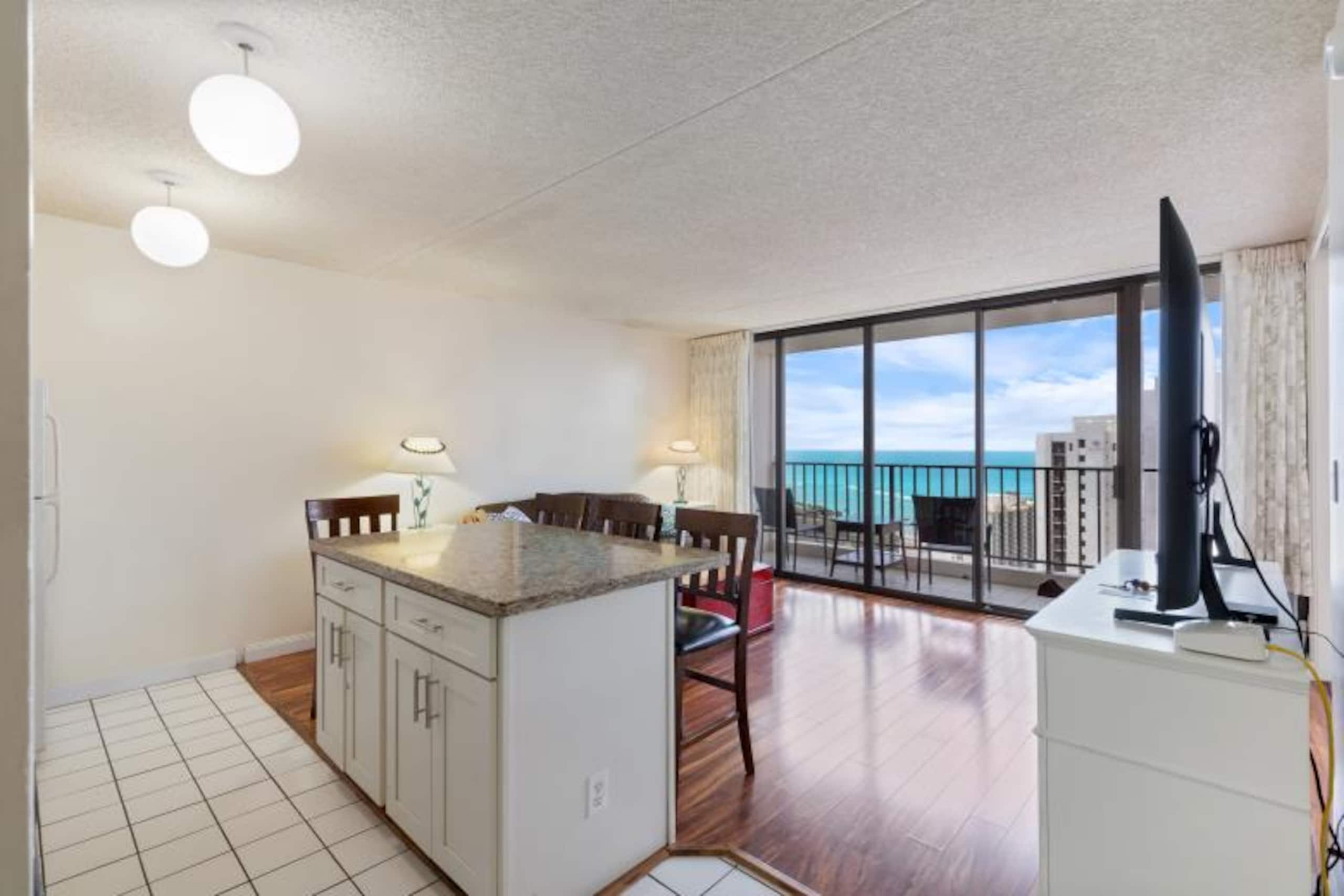 Condo in Honolulu · ★4.73 · 1 bedroom · 2 beds · 1 private bath - Image 7