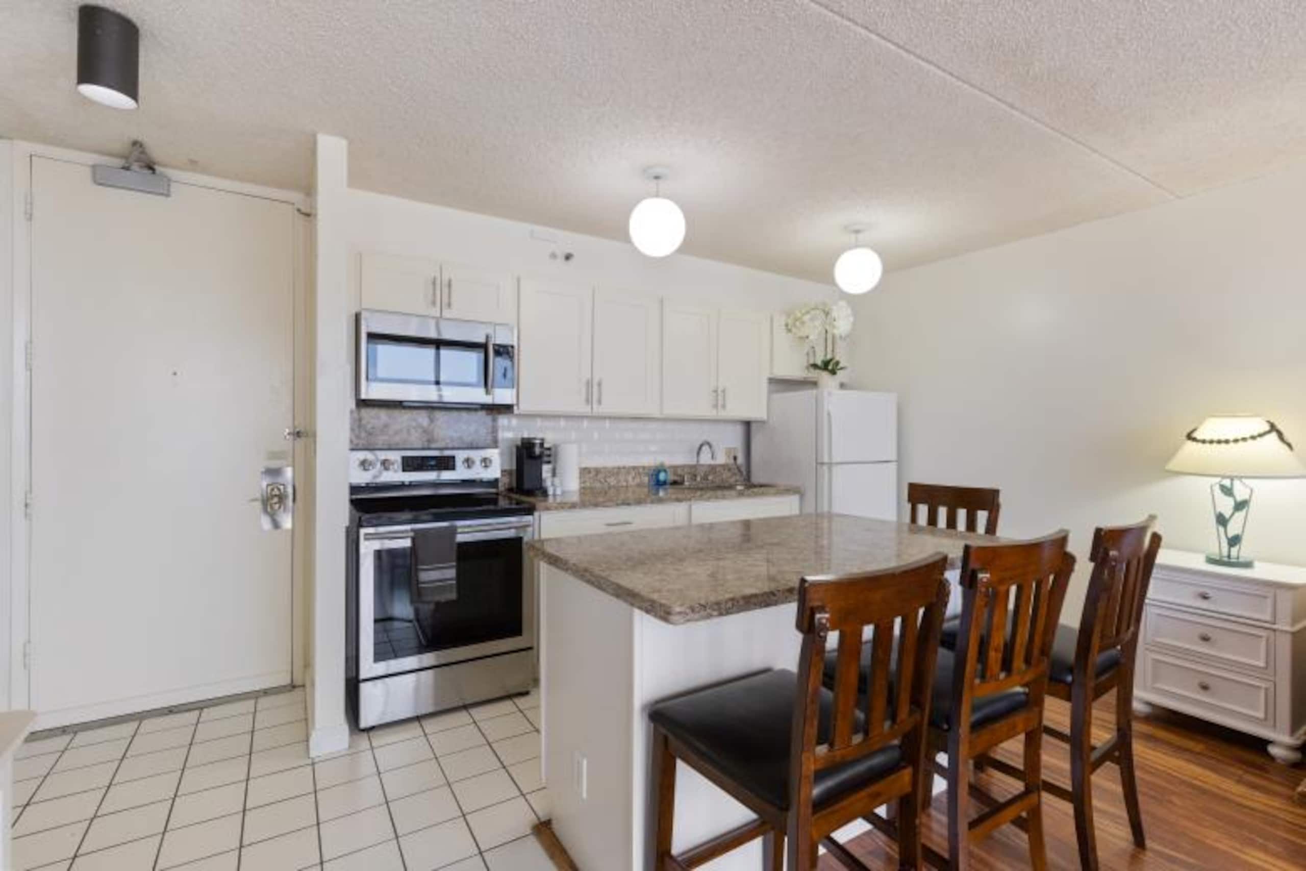 Condo in Honolulu · ★4.73 · 1 bedroom · 2 beds · 1 private bath - Image 5