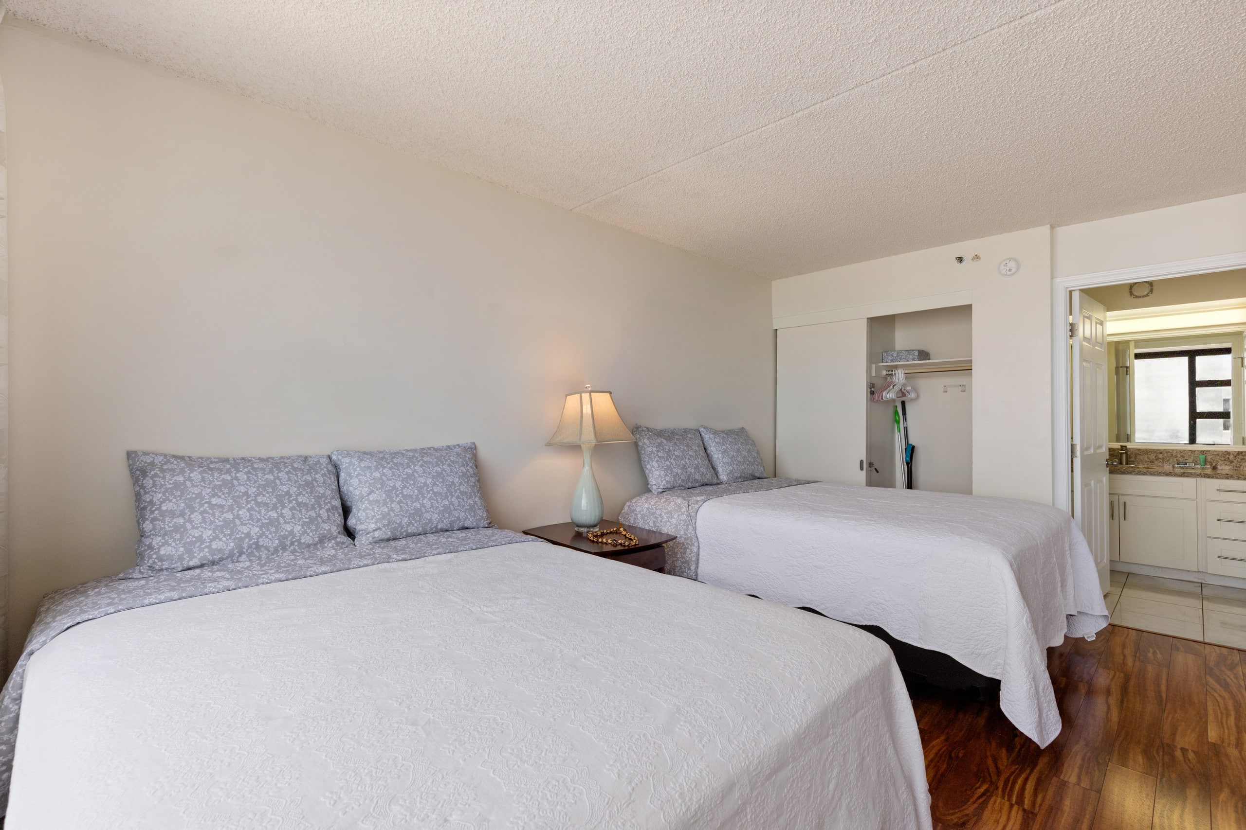 Condo in Honolulu · ★4.73 · 1 bedroom · 2 beds · 1 private bath - Image 11