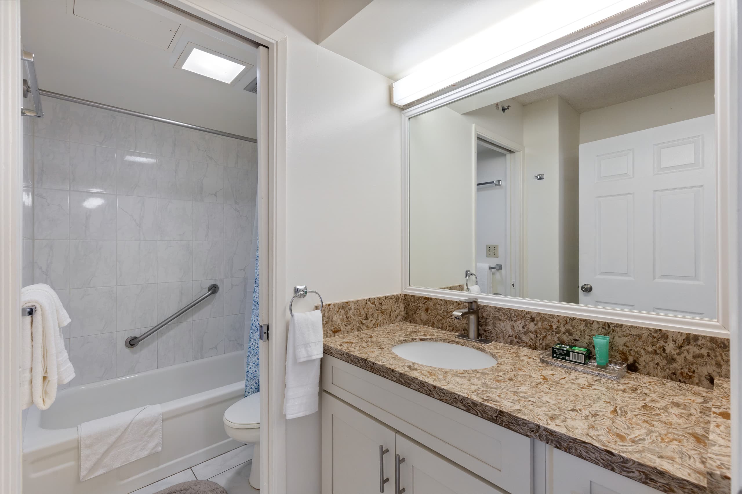 Condo in Honolulu · ★4.73 · 1 bedroom · 2 beds · 1 private bath - Image 12