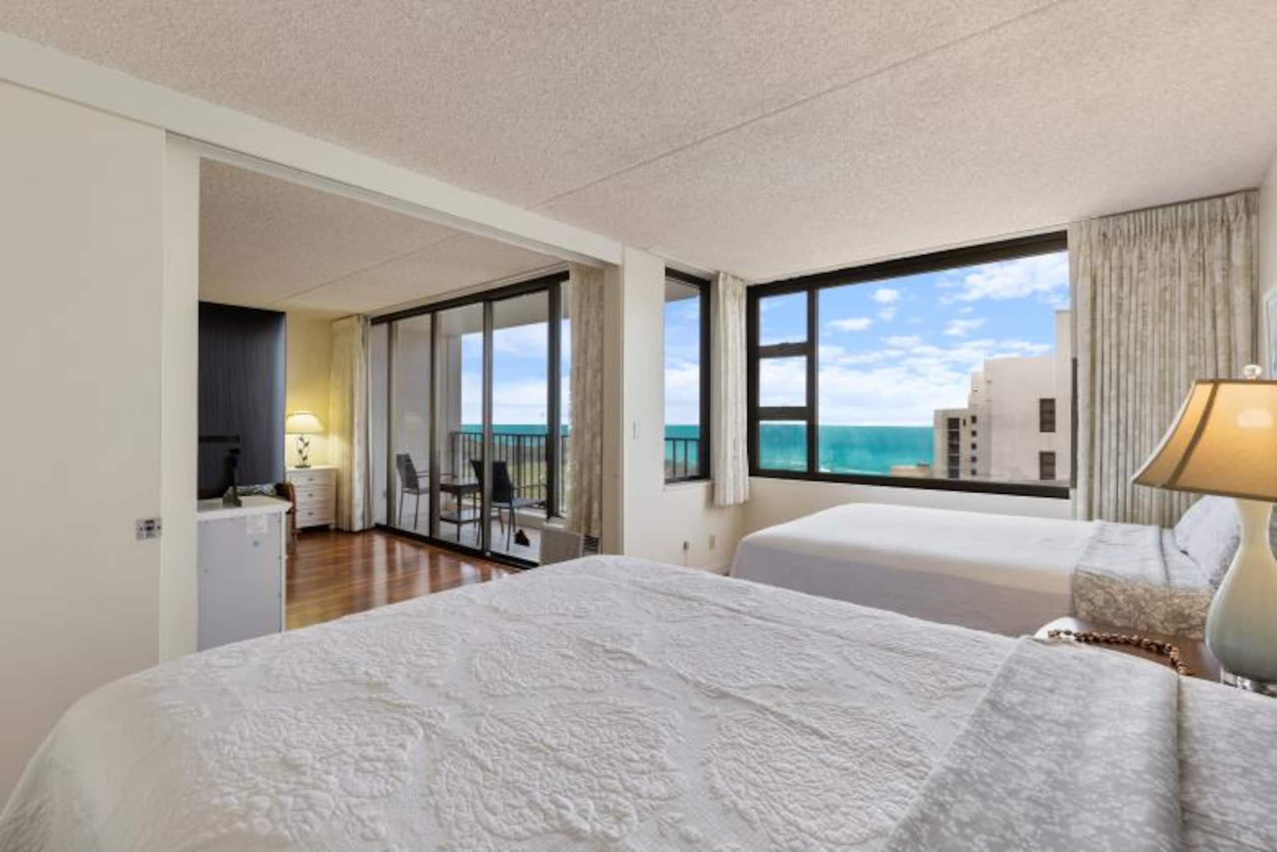 Condo in Honolulu · ★4.73 · 1 bedroom · 2 beds · 1 private bath - Image 8