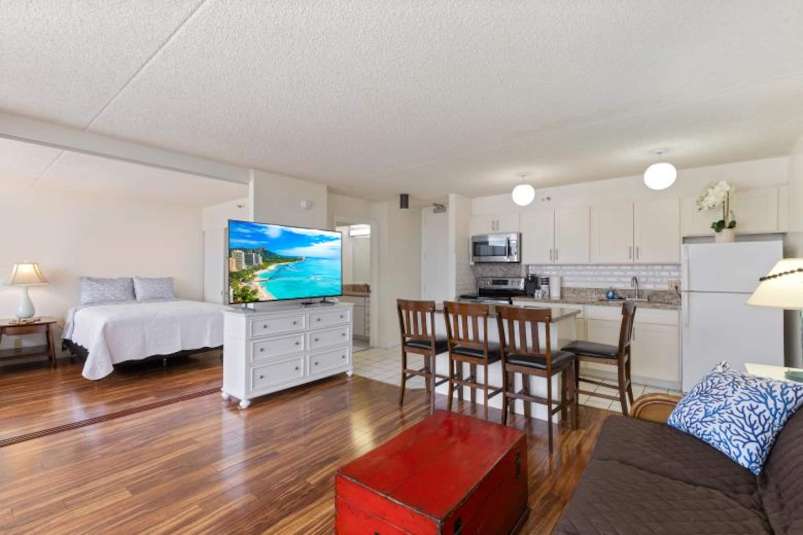 Condo in Honolulu · ★4.73 · 1 bedroom · 2 beds · 1 private bath - Image 3
