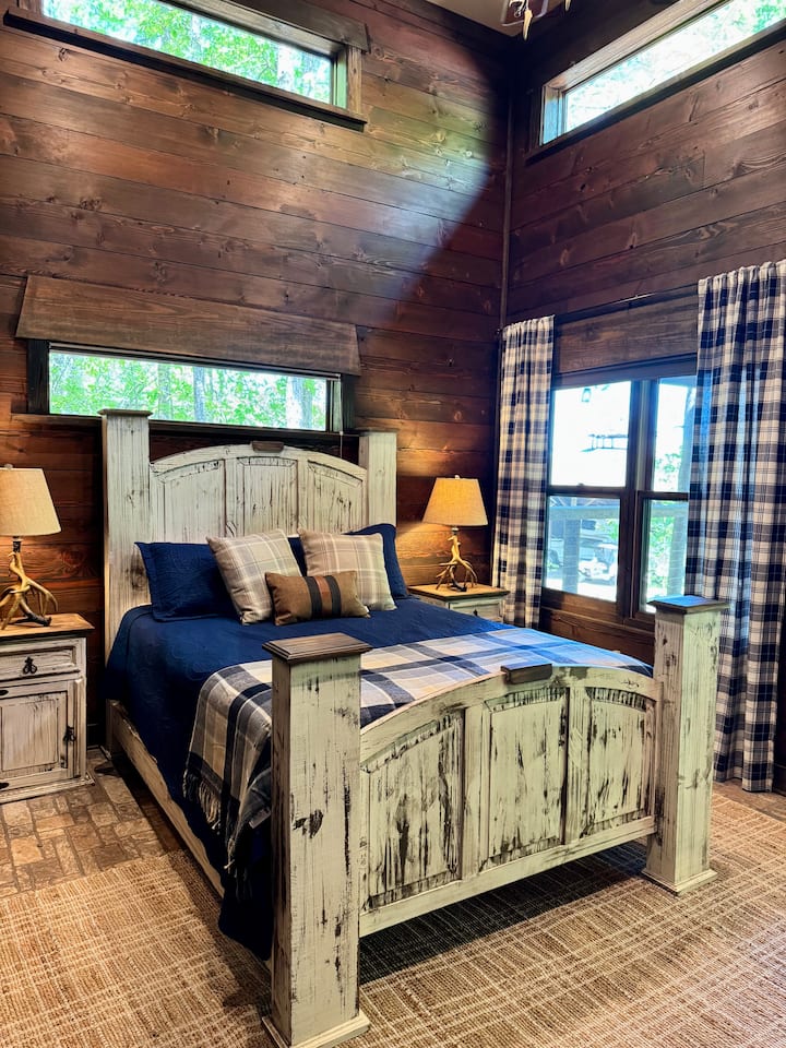 Тази спалня разполага с рустикален чар с топли дървени акценти и уютно двойно легло. Включва и самостоятелна баня.