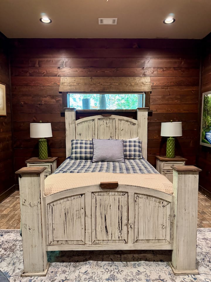 Тази зашеметяваща спалня е уютна и привлекателна, с удобно двойно легло. Включва и самостоятелна баня.