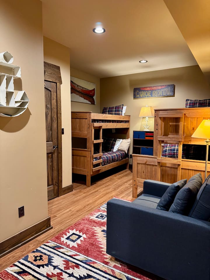 Двуетажната стая е идеална за деца или допълнителни гости, с едно двуетажно легло над двуетажно легло и друго с двуетажно легло над пълно легло. Включва и спалня с 2 отделни легла за допълнителен комфорт, както и телевизор. Има и самостоятелна баня.