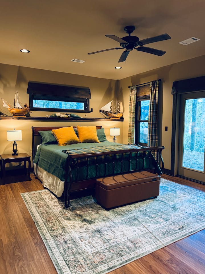 Тази спалня предлага топло, домашно усещане с уютен декор и приветлива атмосфера. Разполага с двойно легло king size за допълнителен комфорт и самостоятелна баня.