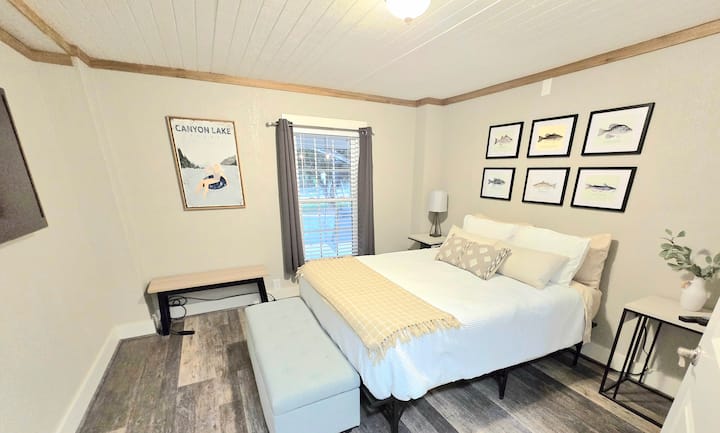 Primarna spavaća soba u prizemlju. Nema ormara, ali ima zidne vješalice za vješanje odjeće, a ima i otomansko spremište. 
-mini split klima-uređaj/grijanje s daljinskim upravljačem u prostoriji. 