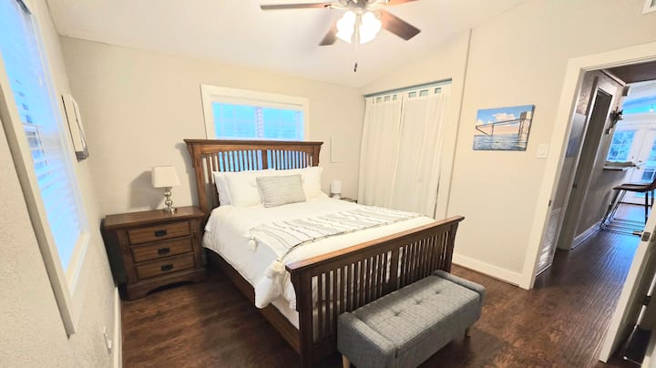 Na katu je spavaća soba s bračnim krevetom. Soba ima ormar i spremište za otoman. Centralno grijanje i klima-uređaj. 