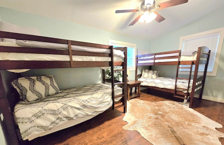 Soba na katu s krevetom na kat. Ima ormar i otomansko spremište. Centralno grijanje i klima-uređaj. 