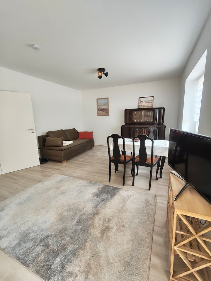 Дневна с допълнителен разтегателен диван (160 x 200 cm зона за лежане). Историческа маса за хранене и страхотен бюфет. 