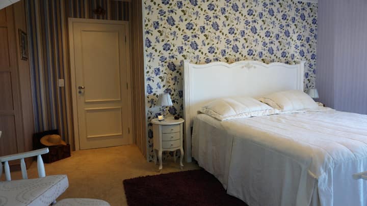 Kitanda cha ukubwa wa 2m x 2m x 2m
Jacuzzi kwa watu 2
Fimbo ya moto
Ukiwa na roshani