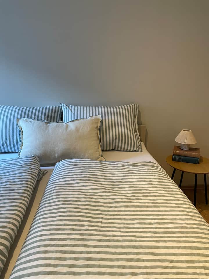Dhoma e gjumit me një krevat dopio 140 cm.