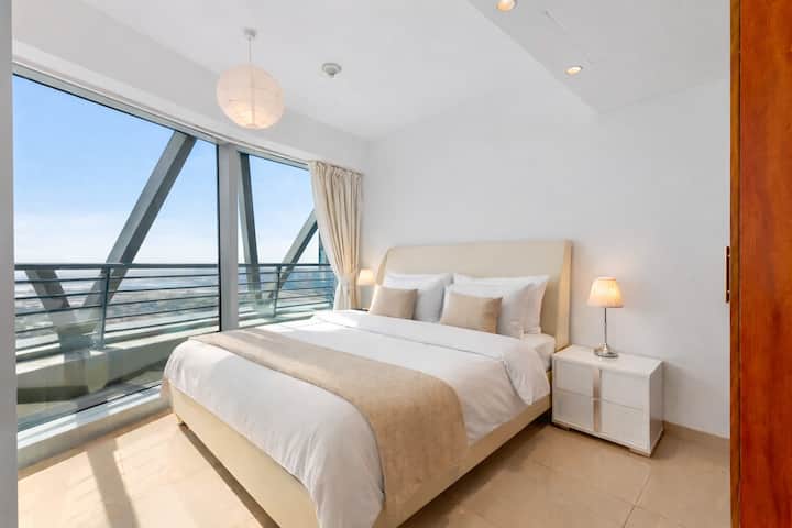 Enjoy the luxury of a beautiful bedroom with a full bathroom, a large stained glass window, and a breathtaking view. An oasis of elegance and comfort in the heart of Dubai!