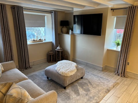 Popular Airbnb listing: Relax at beautiful Rose cottage. in Amber Valley