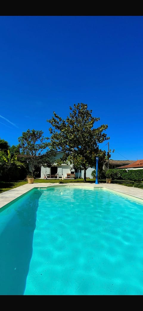 Family home with pool near Bordeaux