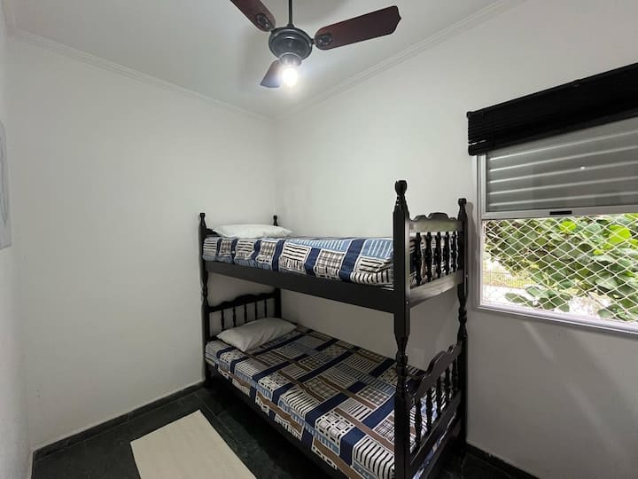 Во нашата трета спална соба има кревет на спрат, тавански вентилатор, а нашиот прозорец е проверен. 