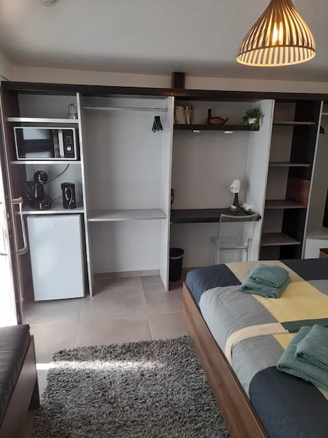 Top Airbnb: 23 m² studio, summer kitchen with plancha, swimming pool à Cagnes Sur Mer