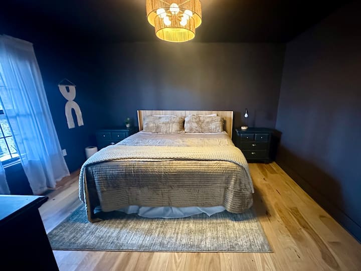 En la planta baja con cama tamaño king, cómoda y TV inteligente