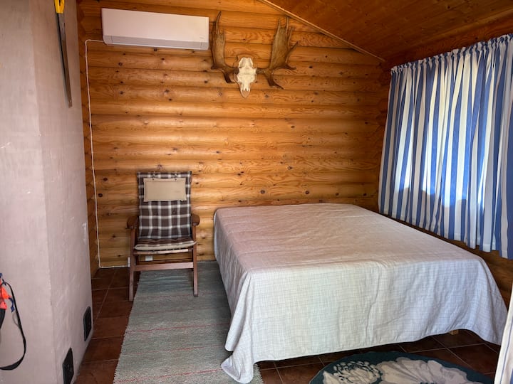 Schlafzimmer neben dem Saunagebäude. Fußbodenheizung und Luftwärmepumpe mit Kühlung