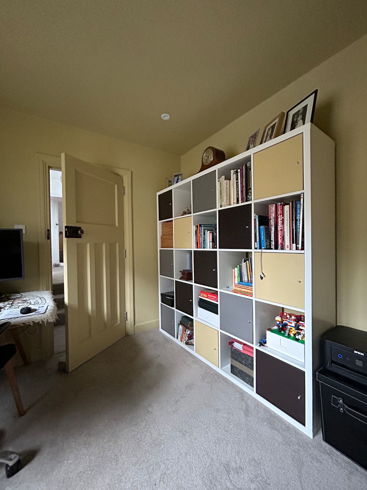 يوجد سرير واحد في هذه الغرفة. إذا كان هناك شخص سادس سيقيم، فيمكنه النوم على سرير الأريكة في غرفة التشمس، أو شخص في كل غرفة أو يمكننا توفير سرير قابل للنفخ عند الطلب.

لا توجد خزانة ملابس أو مساحة لتعليق الملابس في هذه الغرفة في الوقت الحالي.